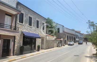 URLA SANAT SOKAĞI GİRİŞİNDE MÜKEMMEL KONUMDA SATILIK 1+1 TAŞ EV