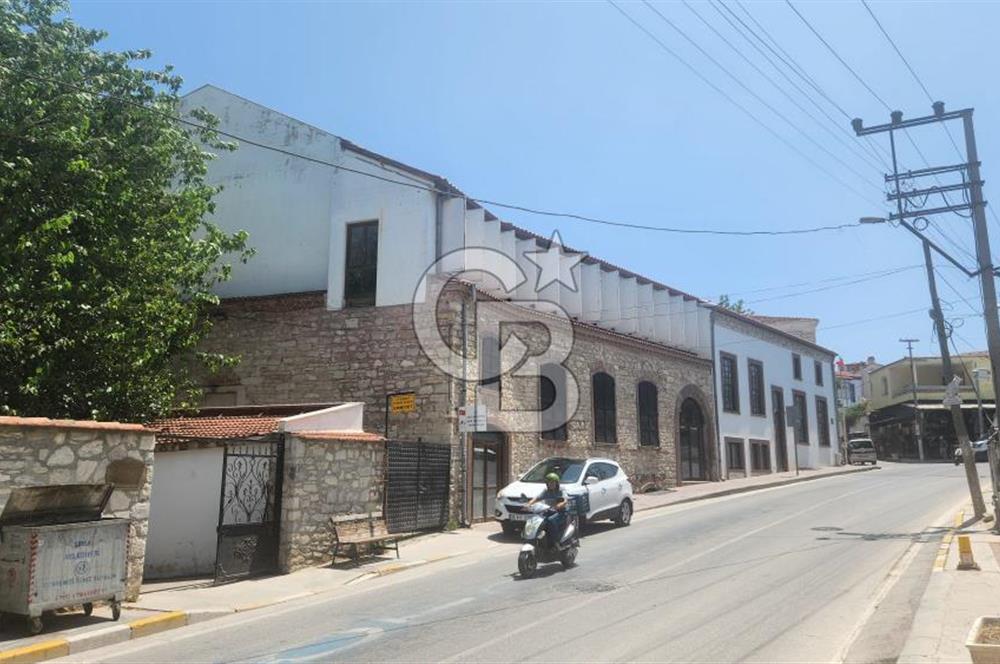 URLA SANAT SOKAĞI GİRİŞİNDE MÜKEMMEL KONUMDA SATILIK 1+1 TAŞ EV