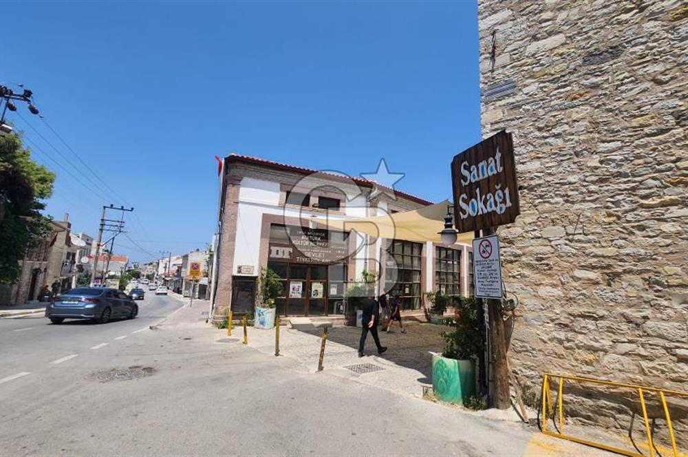 URLA SANAT SOKAĞI GİRİŞİNDE MÜKEMMEL KONUMDA SATILIK 1+1 TAŞ EV