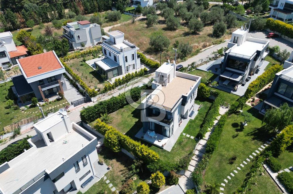 ÇANAKKALE GÜZELYALIDA HAVUZLU SİTEDE LÜKS 4+1 SATILIK VİLLA