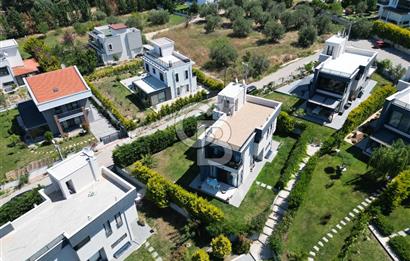ÇANAKKALE GÜZELYALIDA HAVUZLU SİTEDE LÜKS 4+1 SATILIK VİLLA