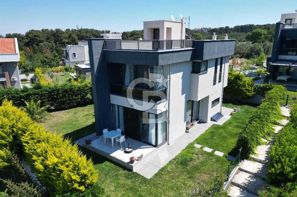 ÇANAKKALE GÜZELYALIDA HAVUZLU SİTEDE LÜKS 4+1 SATILIK VİLLA