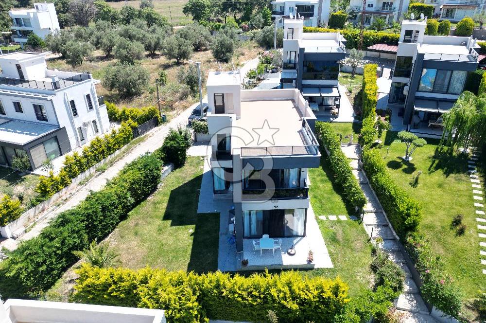 ÇANAKKALE GÜZELYALIDA HAVUZLU SİTEDE LÜKS 4+1 SATILIK VİLLA