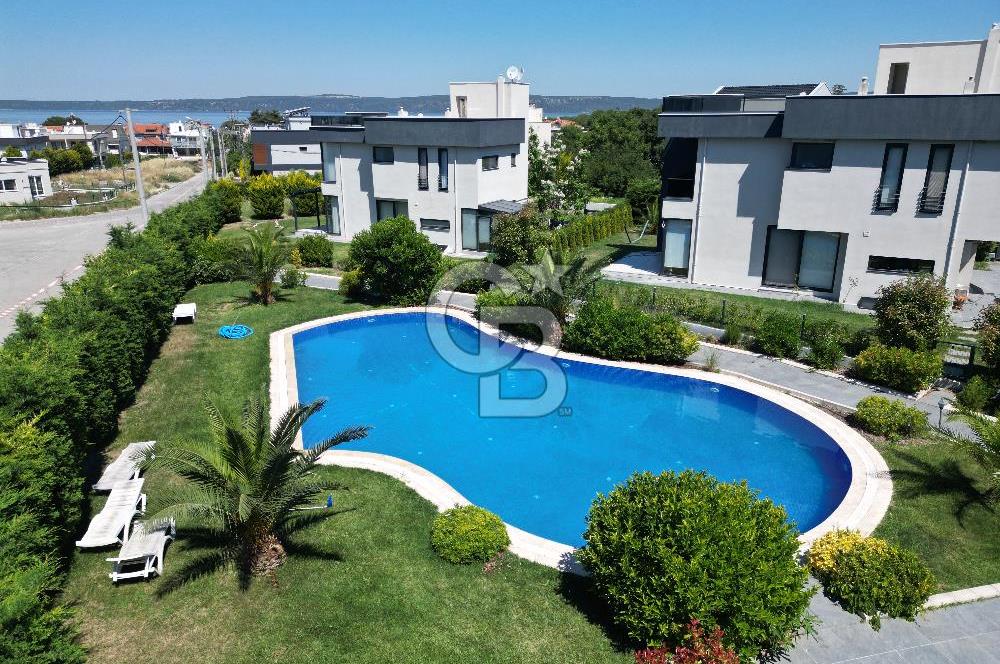 ÇANAKKALE GÜZELYALIDA HAVUZLU SİTEDE LÜKS 4+1 SATILIK VİLLA