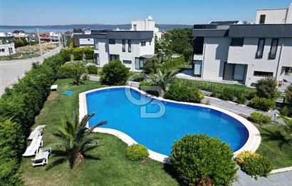 ÇANAKKALE GÜZELYALIDA HAVUZLU SİTEDE LÜKS 4+1 SATILIK VİLLA