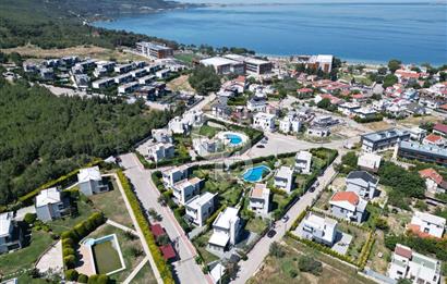 ÇANAKKALE GÜZELYALIDA HAVUZLU SİTEDE LÜKS 4+1 SATILIK VİLLA