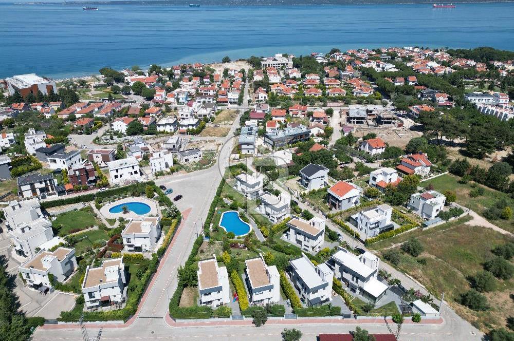 ÇANAKKALE GÜZELYALIDA HAVUZLU SİTEDE LÜKS 4+1 SATILIK VİLLA