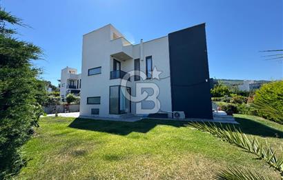 ÇANAKKALE GÜZELYALIDA HAVUZLU SİTEDE LÜKS 4+1 SATILIK VİLLA