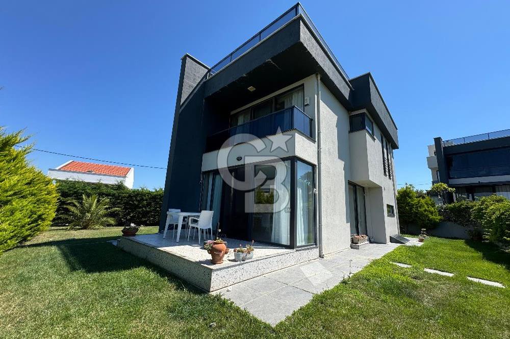 ÇANAKKALE GÜZELYALIDA HAVUZLU SİTEDE LÜKS 4+1 SATILIK VİLLA