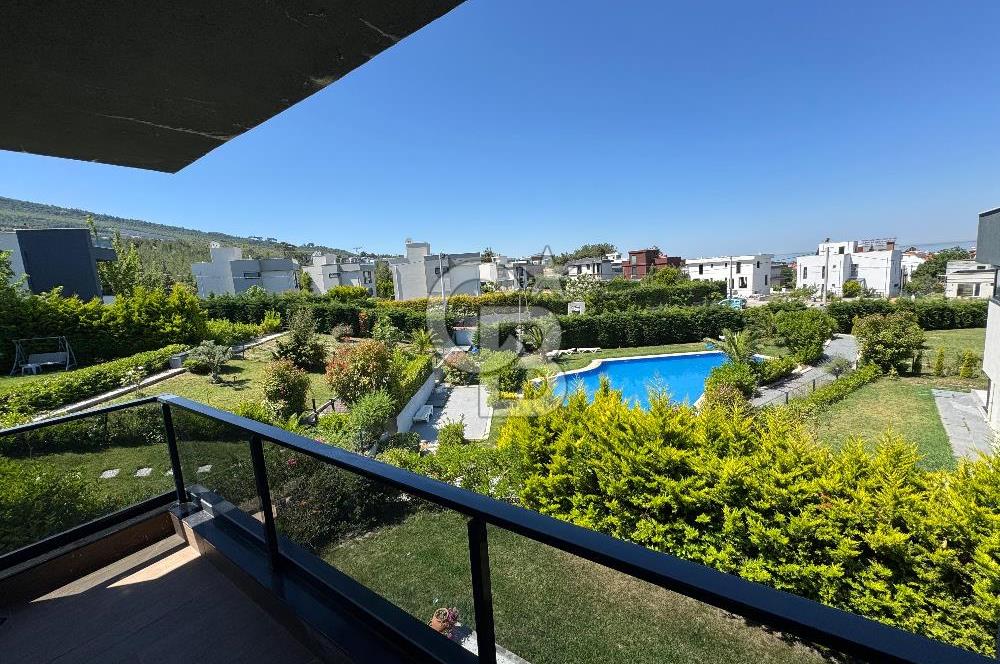 ÇANAKKALE GÜZELYALIDA HAVUZLU SİTEDE LÜKS 4+1 SATILIK VİLLA