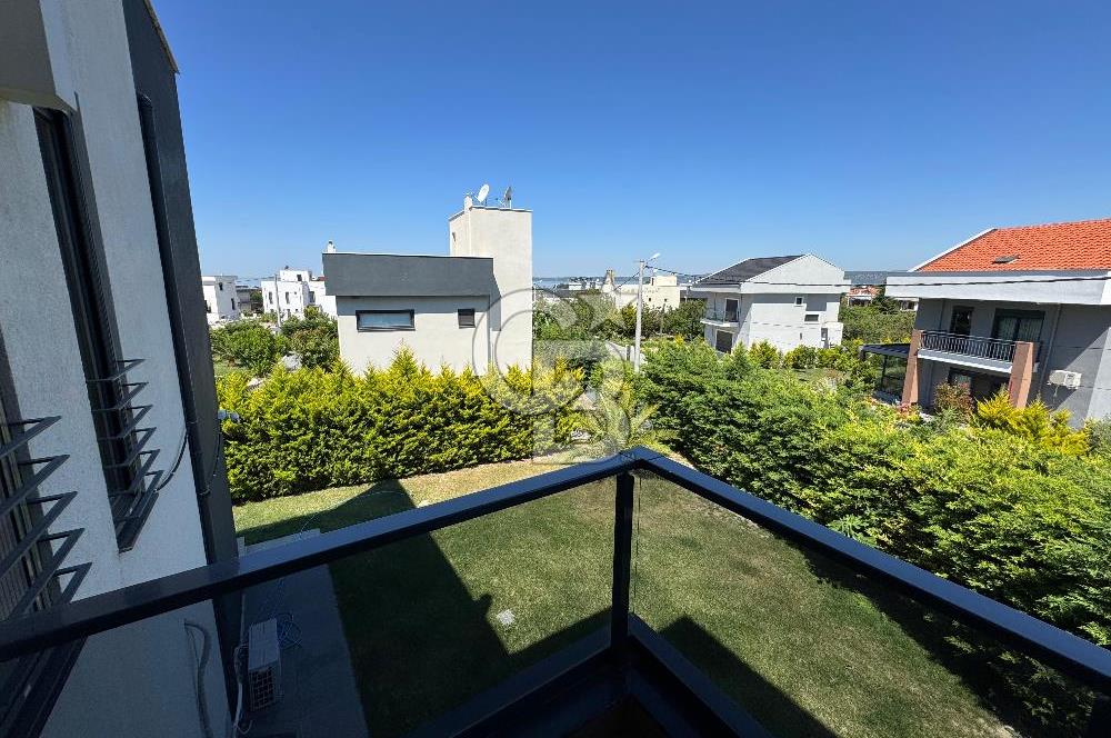 ÇANAKKALE GÜZELYALIDA HAVUZLU SİTEDE LÜKS 4+1 SATILIK VİLLA