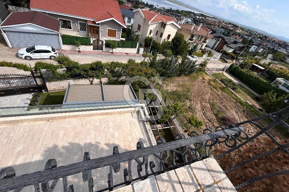 CB ERVA DAN MOGAN GÖLÜ MANZARALI KAPALI HAVUZLU SATILIK VİLLA