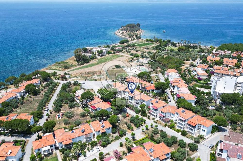 Kuşadasında Konumuyla ÖneÇıkan Satılık Bahçeli Ve Ferah 3+1Daire