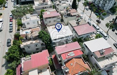 Kuşadası Merkezde Hem Yaşam Hem Gelir İçin İdeal Satılık 6+1 Villa Ve 2+1 Müştemilatı