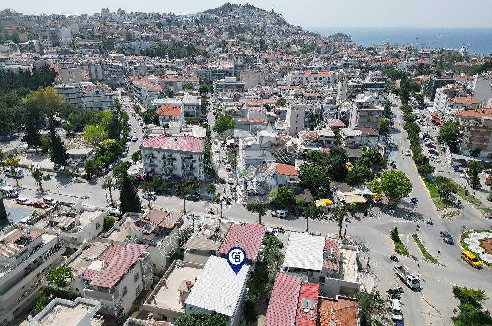 Kuşadası Merkezde Hem Yaşam Hem Gelir İçin İdeal Satılık 6+1 Villa Ve 2+1 Müştemilatı