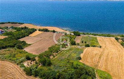 LAPSEKİ SULUCA'DA EŞSİZ BOĞAZ VE KÖPRÜ MANZARALI SATILIK TARLA
