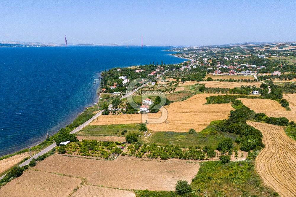 LAPSEKİ SULUCA'DA EŞSİZ BOĞAZ VE KÖPRÜ MANZARALI SATILIK TARLA
