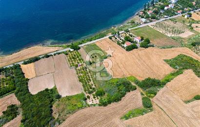 LAPSEKİ SULUCA'DA EŞSİZ BOĞAZ VE KÖPRÜ MANZARALI SATILIK TARLA