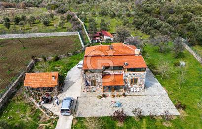 ÇANAKKALE AYVACIK SAZLI KÖYÜ 6.250 M2 ARSA VE TAŞ EV