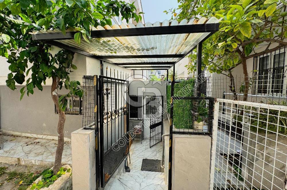 Kuşadası Merkezde Hem Yaşam Hem Gelir İçin İdeal Satılık 6+1 Villa Ve 2+1 Müştemilatı