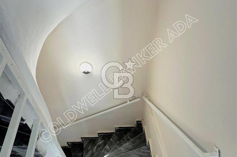 Kuşadası Merkezde Hem Yaşam Hem Gelir İçin İdeal Satılık 6+1 Villa Ve 2+1 Müştemilatı