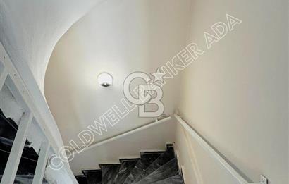 Kuşadası Merkezde Hem Yaşam Hem Gelir İçin İdeal Satılık 6+1 Villa Ve 2+1 Müştemilatı