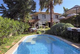 Fethiye'de Satılık 2 Havuzlu 2 Müstakil Villa Sadece Bir Mülk Fiyatına  Yüksek Potansiyelli Yatırım Fırsatı