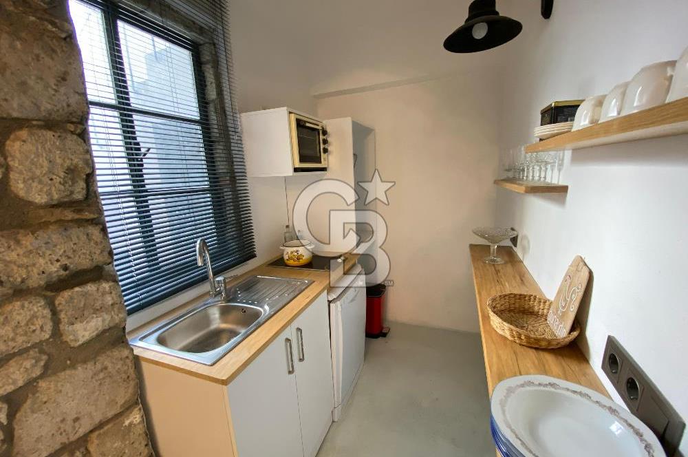 ÇEŞME ALAÇATI HACIMEMİŞ'TE 1+1 SATILIK 2 KATLI ESKİ RUM EVİ