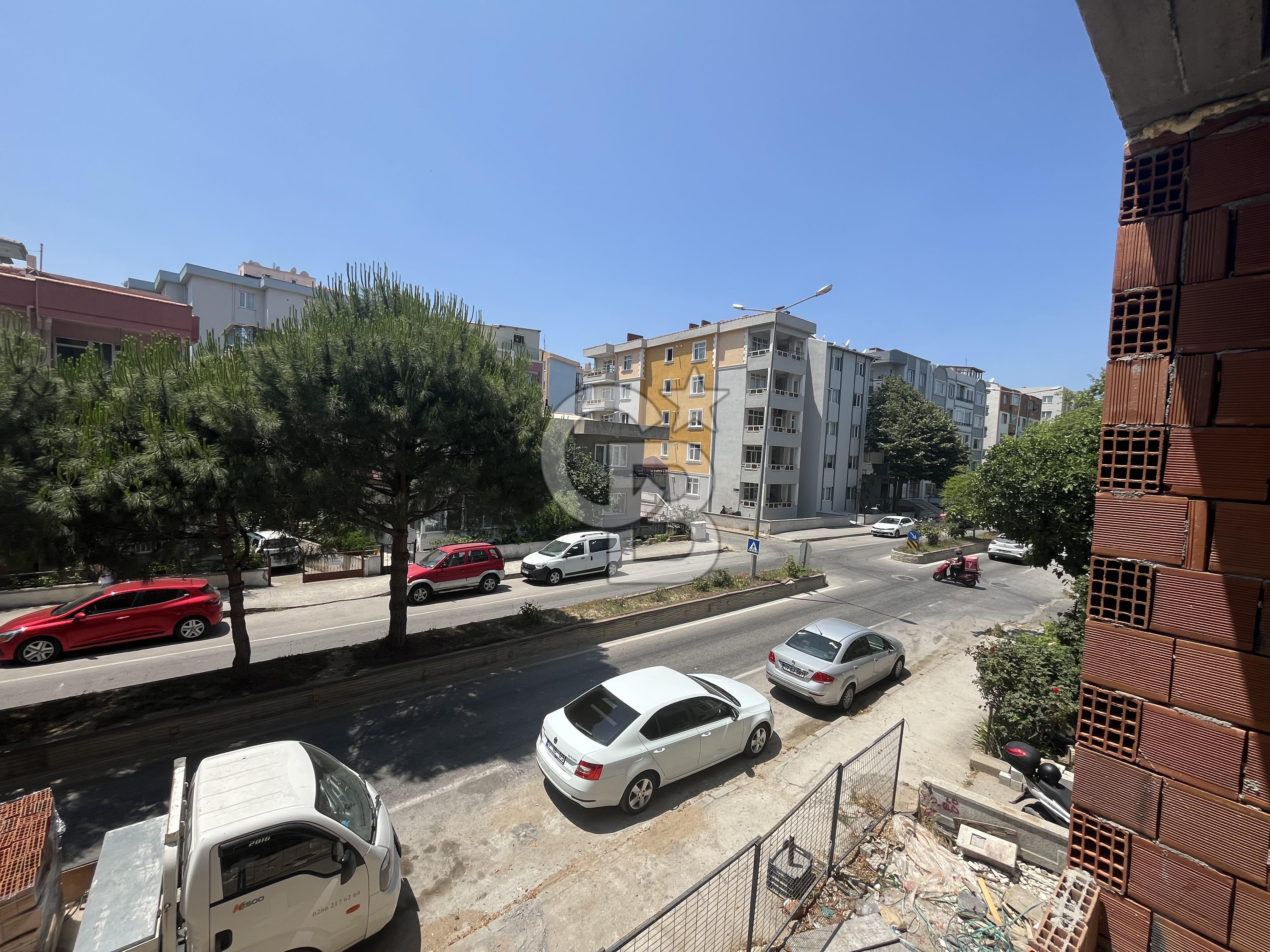 ÇANAKKALE BARBAROS MAHALLESİNDE CADDE ÜZERİ 2+1 SATILIK DAİRE