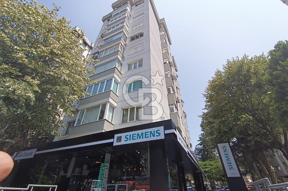 Suadiye Ayşeçavuş Caddesi Üzerinde Katta Tek 5+1 Satılık Daire