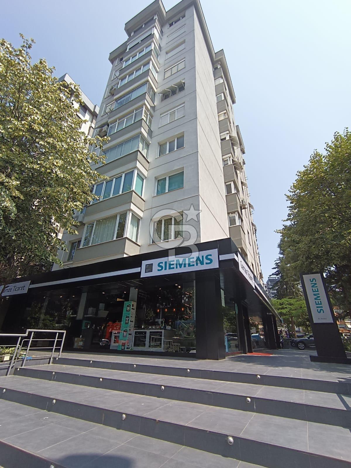 Suadiye Ayşeçavuş Caddesi Üzerinde Katta Tek 5+1 Satılık Daire