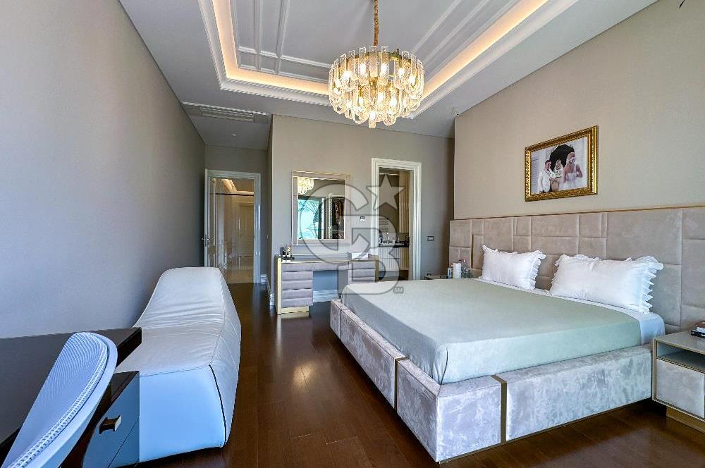 Göl İstanbul' da 6+1 Göl ve Deniz Manzaralı Satılık Villa
