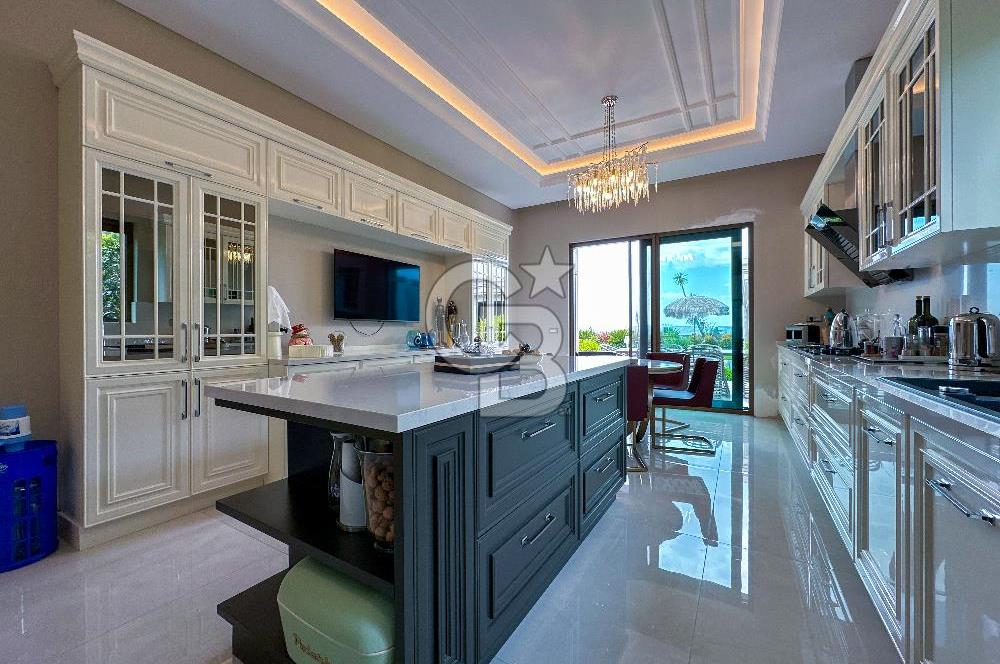 Göl İstanbul' da 6+1 Göl ve Deniz Manzaralı Satılık Villa
