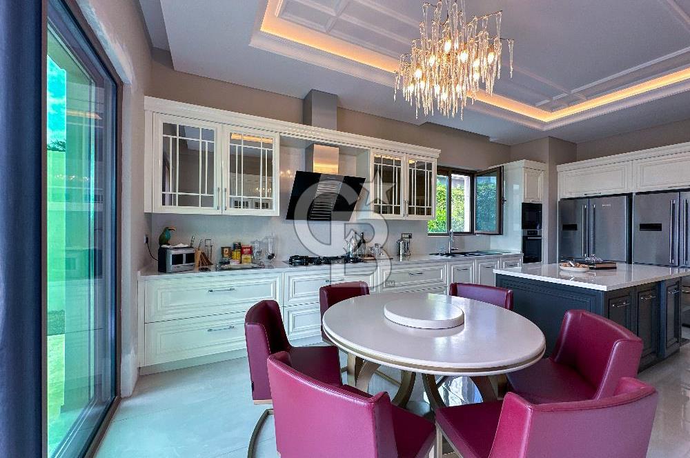 Göl İstanbul' da 6+1 Göl ve Deniz Manzaralı Satılık Villa