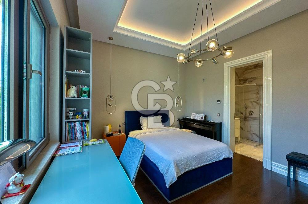 Göl İstanbul' da 6+1 Göl ve Deniz Manzaralı Satılık Villa