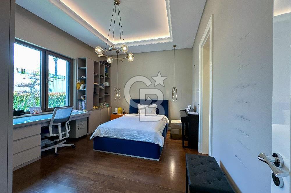 Göl İstanbul' da 6+1 Göl ve Deniz Manzaralı Satılık Villa