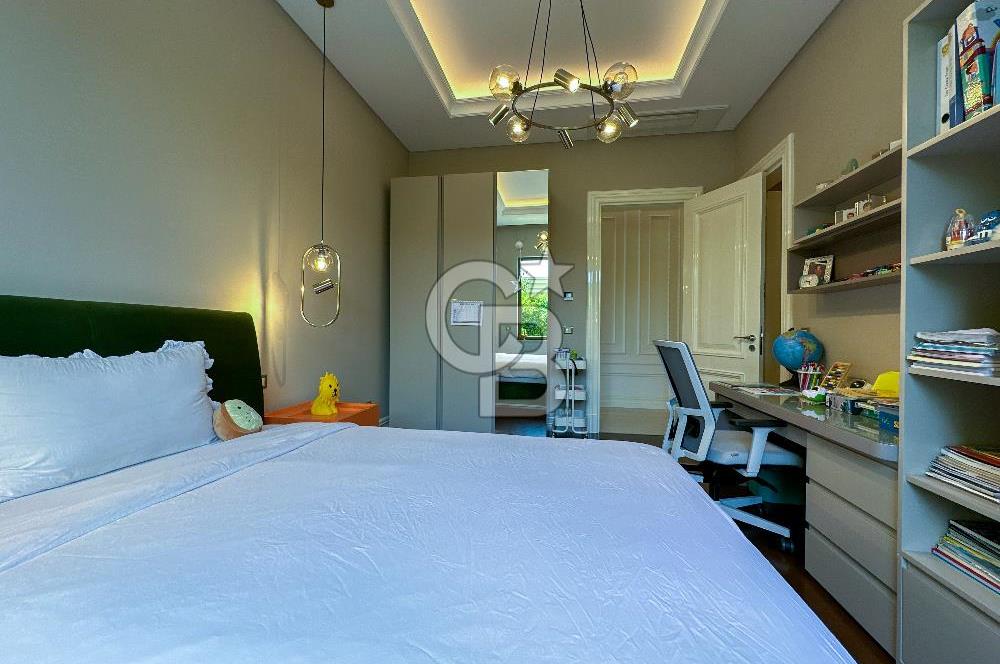 Göl İstanbul' da 6+1 Göl ve Deniz Manzaralı Satılık Villa