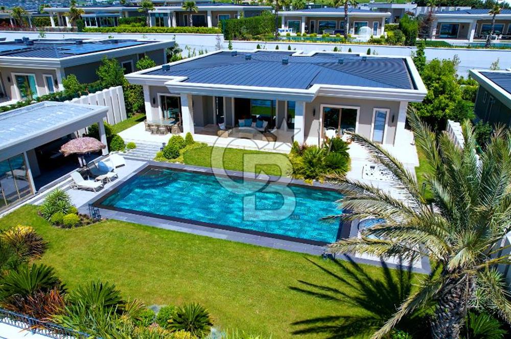 Göl İstanbul' da 6+1 Göl ve Deniz Manzaralı Satılık Villa