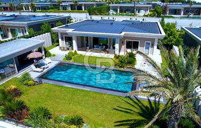 Göl İstanbul' da 6+1 Göl ve Deniz Manzaralı Satılık Villa