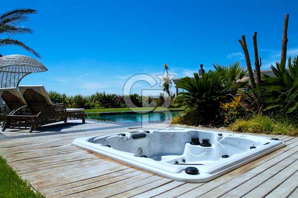 Göl İstanbul' da 6+1 Göl ve Deniz Manzaralı Satılık Villa