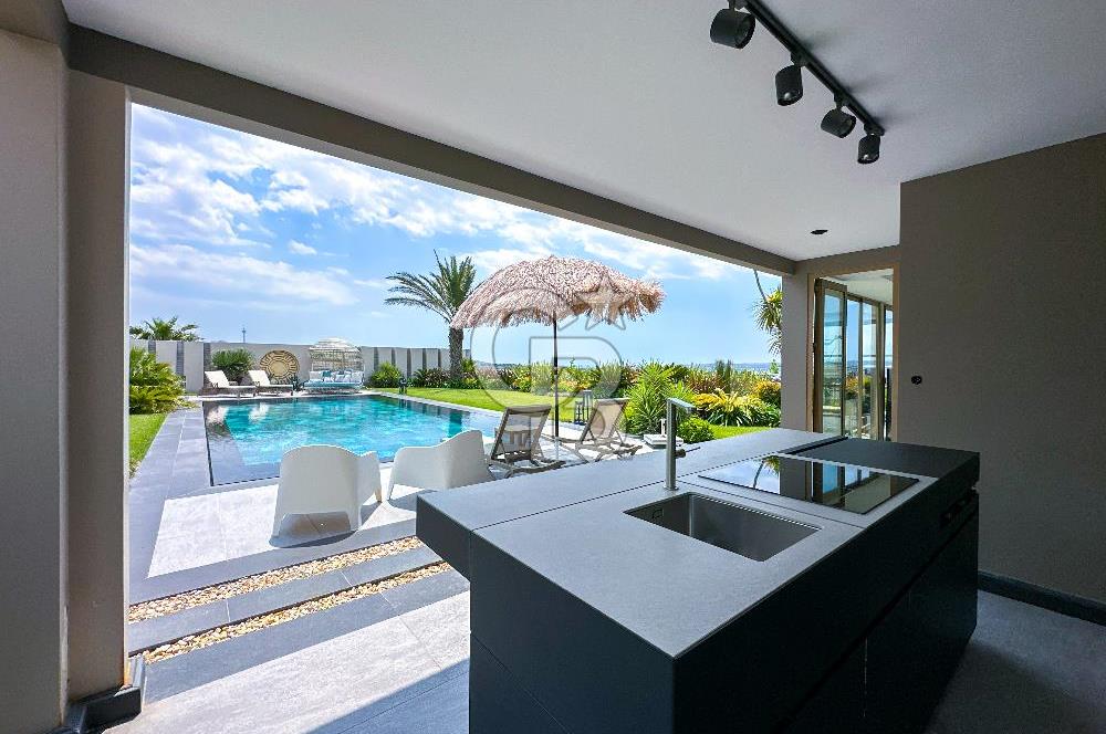 Göl İstanbul' da 6+1 Göl ve Deniz Manzaralı Satılık Villa