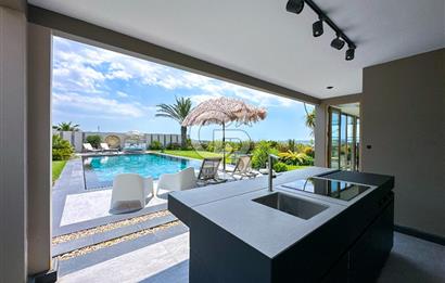 Göl İstanbul' da 6+1 Göl ve Deniz Manzaralı Satılık Villa
