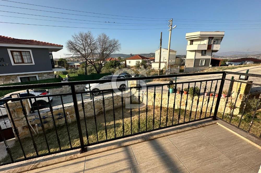 Foça Yenibağarası'nda Kiralık 2+1 Bahçe Katı Daire