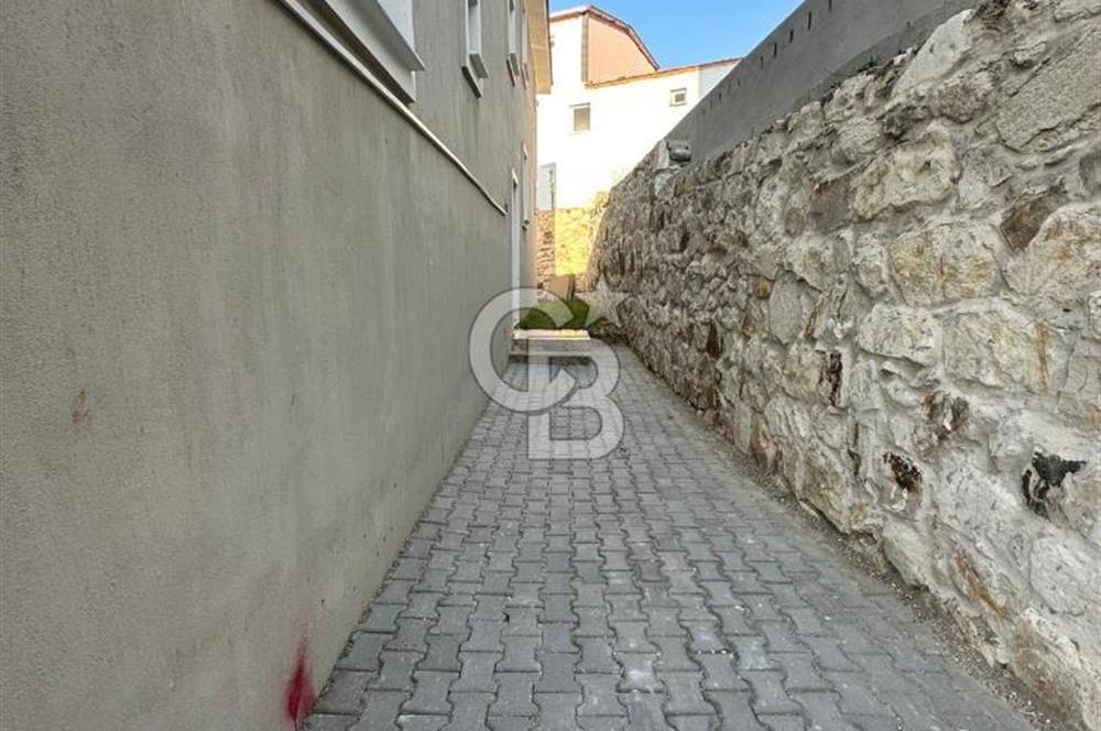 Foça Yenibağarası'nda Kiralık 2+1 Bahçe Katı Daire