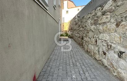 Foça Yenibağarası'nda Kiralık 2+1 Bahçe Katı Daire