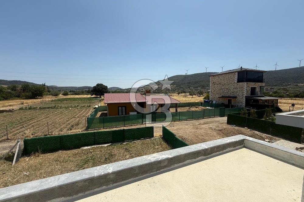 Yenifoça Gencelli Sahiline 1,3 km Yakın, Güneş Enerjili Fırsat Bahçeli Ev