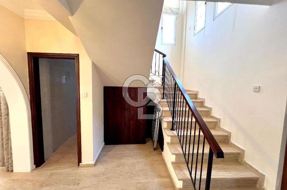 Girne Ozanköy Havuzlu Geniş Arsalı 3+1 Villa