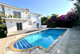 Girne Ozanköy Havuzlu Geniş Arsalı 3+1 Villa