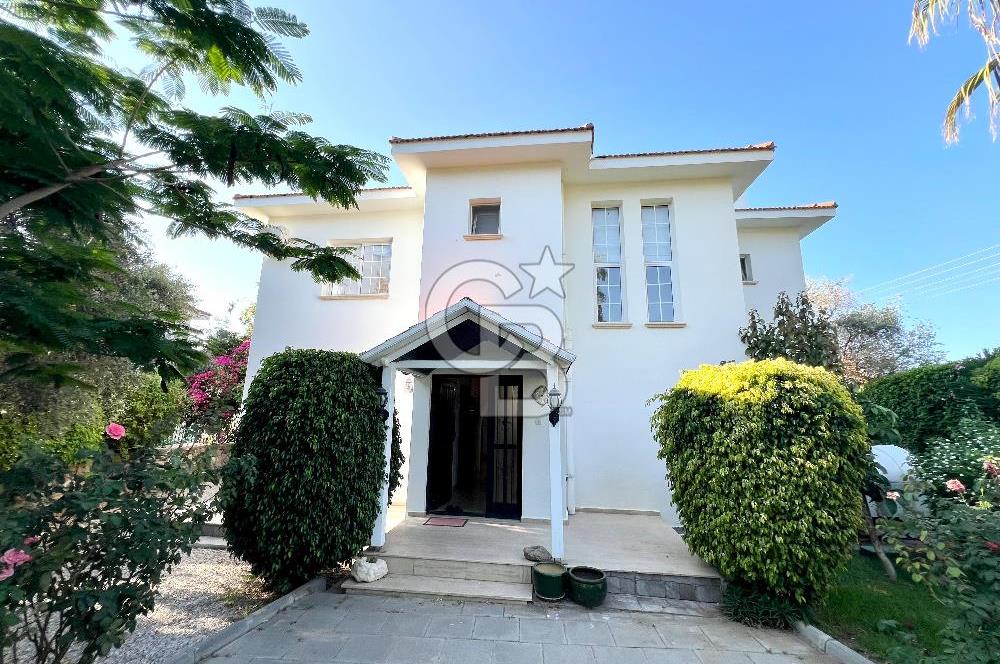 Girne Ozanköy Havuzlu Geniş Arsalı 3+1 Villa