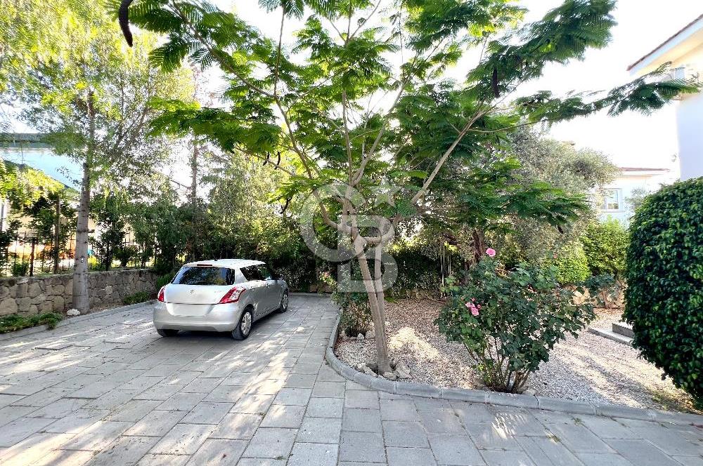 Girne Ozanköy Havuzlu Geniş Arsalı 3+1 Villa